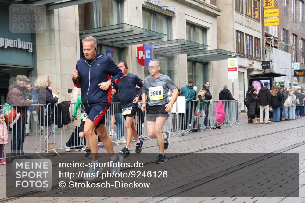 05.10.2025 - 20. swb-Marathon Bremen Strokosch-Dieckow http://msf.ph/oto/9246126 05.10.2025 10:50:58 Ziel 9256, 9287, 9906, 10215, 10222, 10321, 10376, 10432, 10556, 10669, 11177, 11279, 9256, 9287, 9906, 10215, 10222, 10321, 10376, 10432, 10556, 11177 meine-sportfotos.de