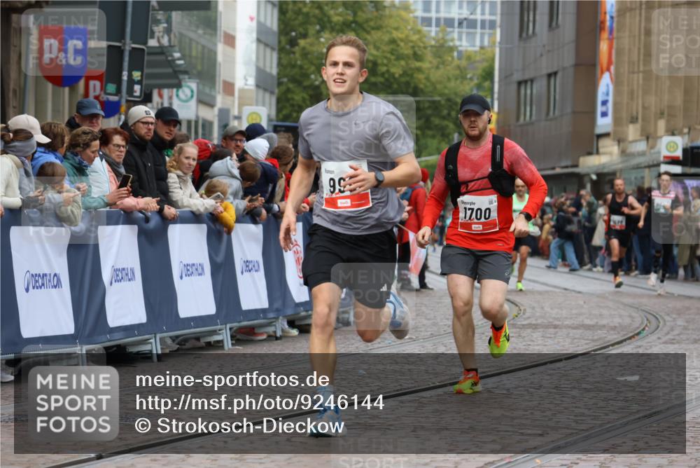 05.10.2025 - 20. swb-Marathon Bremen Strokosch-Dieckow http://msf.ph/oto/9246144 05.10.2025 12:47:23 Ziel 999, 1700, 9046 meine-sportfotos.de