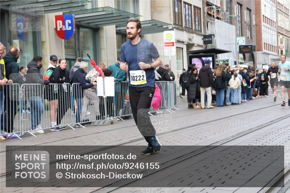 05.10.2025 - 20. swb-Marathon Bremen Strokosch-Dieckow http://msf.ph/oto/9246155 05.10.2025 10:51:01 Ziel 9252, 9906, 10215, 10222, 10321, 10376, 10432, 10556, 10928, 11177, 9252, 9906, 10215, 10222, 10321, 10376, 10432, 10556, 10928, 11177 meine-sportfotos.de