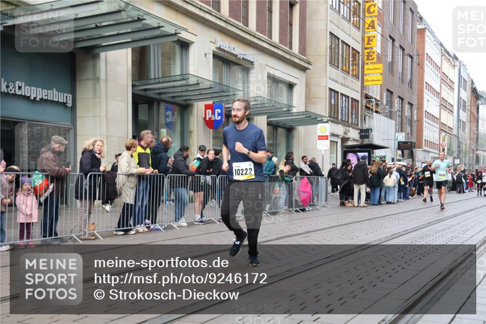 05.10.2025 - 20. swb-Marathon Bremen Strokosch-Dieckow http://msf.ph/oto/9246172 05.10.2025 10:51:01 Ziel 9252, 9906, 10215, 10222, 10321, 10376, 10432, 10556, 10928, 11177, 9252, 9906, 10215, 10222, 10321, 10376, 10432, 10556, 10928, 11177 meine-sportfotos.de