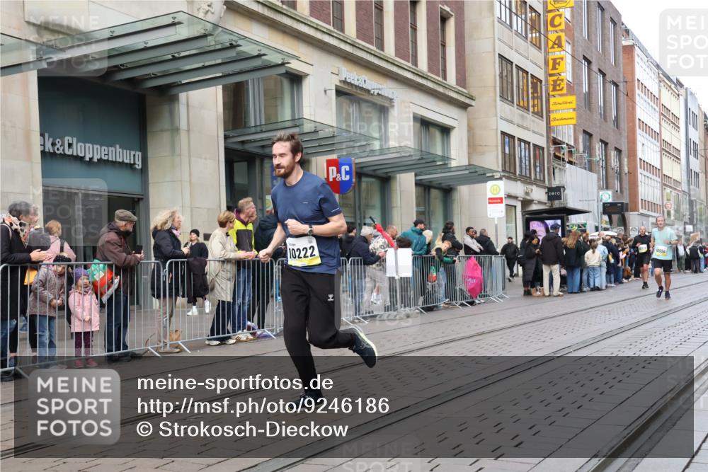 05.10.2025 - 20. swb-Marathon Bremen Strokosch-Dieckow http://msf.ph/oto/9246186 05.10.2025 10:51:02 Ziel 9252, 9906, 10215, 10222, 10321, 10376, 10432, 10556, 10928, 11177, 9252, 9906, 10215, 10222, 10321, 10376, 10432, 10556, 10928, 11177 meine-sportfotos.de