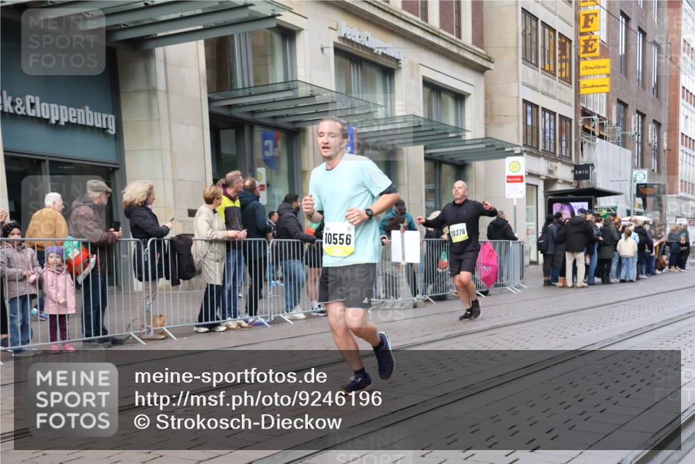 05.10.2025 - 20. swb-Marathon Bremen Strokosch-Dieckow http://msf.ph/oto/9246196 05.10.2025 10:51:06 Ziel 9252, 9906, 10222, 10321, 10376, 10432, 10556, 10584, 10918, 10928, 11177, 11484, 9252, 9906, 10222, 10321, 10376, 10432, 10556, 10584, 10918, 10928, 11177, 11484 meine-sportfotos.de