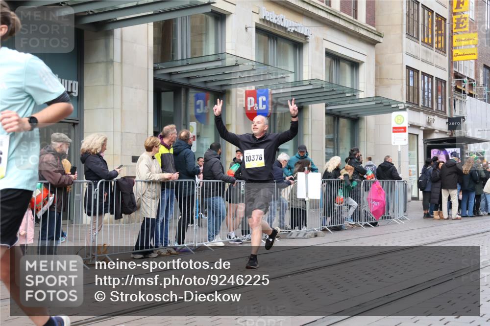 05.10.2025 - 20. swb-Marathon Bremen Strokosch-Dieckow http://msf.ph/oto/9246225 05.10.2025 10:51:07 Ziel 9252, 9268, 10321, 10376, 10432, 10556, 10584, 10716, 10918, 10928, 11177, 11484, 9252, 9268, 10321, 10376, 10432, 10556, 10584, 10716, 10918, 10928, 11177, 11484 meine-sportfotos.de