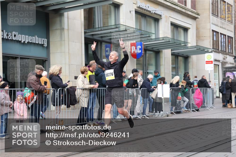 05.10.2025 - 20. swb-Marathon Bremen Strokosch-Dieckow http://msf.ph/oto/9246241 05.10.2025 10:51:08 Ziel 8333, 9252, 9268, 10321, 10376, 10432, 10556, 10584, 10716, 10918, 10928, 11177, 11484, 8333, 9252, 9268, 10321, 10376, 10432, 10556, 10584, 10716, 10918, 10928, 11177, 11484 meine-sportfotos.de