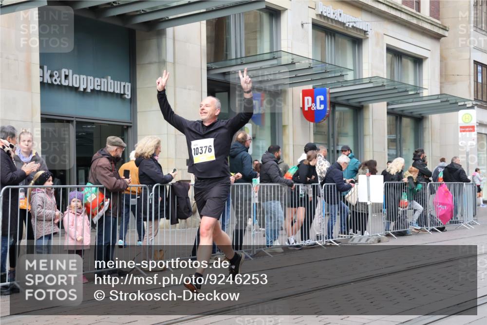 05.10.2025 - 20. swb-Marathon Bremen Strokosch-Dieckow http://msf.ph/oto/9246253 05.10.2025 10:51:08 Ziel 8333, 9252, 9268, 10321, 10376, 10432, 10556, 10584, 10716, 10918, 10928, 11177, 11484, 8333, 9252, 9268, 10321, 10376, 10432, 10556, 10584, 10716, 10918, 10928, 11177, 11484 meine-sportfotos.de