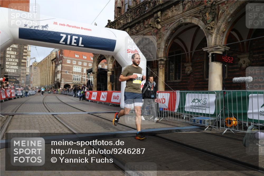 05.10.2025 - 20. swb-Marathon Bremen Yannick Fuchs http://msf.ph/oto/9246287 05.10.2025 10:42:48 Ziel 10592, 11178 meine-sportfotos.de