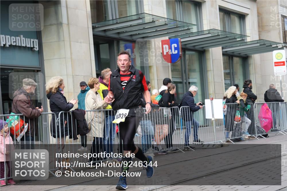 05.10.2025 - 20. swb-Marathon Bremen Strokosch-Dieckow http://msf.ph/oto/9246344 05.10.2025 10:51:14 Ziel 8333, 9252, 9259, 9268, 10321, 10376, 10436, 10556, 10584, 10716, 10918, 10928, 11177, 11484, 8333, 9252, 9259, 9268, 10321, 10376, 10436, 10556, 10584, 10716, 10918, 10928, 11177, 11484 meine-sportfotos.de