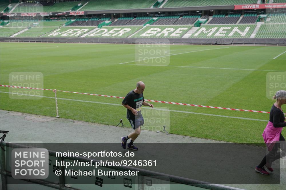 05.10.2025 - 20. swb-Marathon Bremen Michael Burmester http://msf.ph/oto/9246361 05.10.2025 10:37:58 Laufen im Stadion 7621, 7776, 8574, 9189, 9210, 9237, 9360, 9365, 9426, 9432, 9448, 9468, 9486, 9498, 9532, 9536, 9600, 9642, 9647, 9684, 9748, 9813, 9846, 9858, 9893, 9979, 10033, 10056, 10098, 10130, 10158, 10194, 10265, 10271, 10274, 10278, 10301, 10370, 10437, 10471, 10477, 10485, 10508, 10510, 10530, 10595, 10598, 10611, 10678, 10711, 10713, 10777, 10825, 10826, 10829, 10837, 10872, 10876, 10995, 11001, 11050, 11121, 11124, 11150, 11162, 11183, 11415, 9177, 9208, 9381, 9531 meine-sportfotos.de