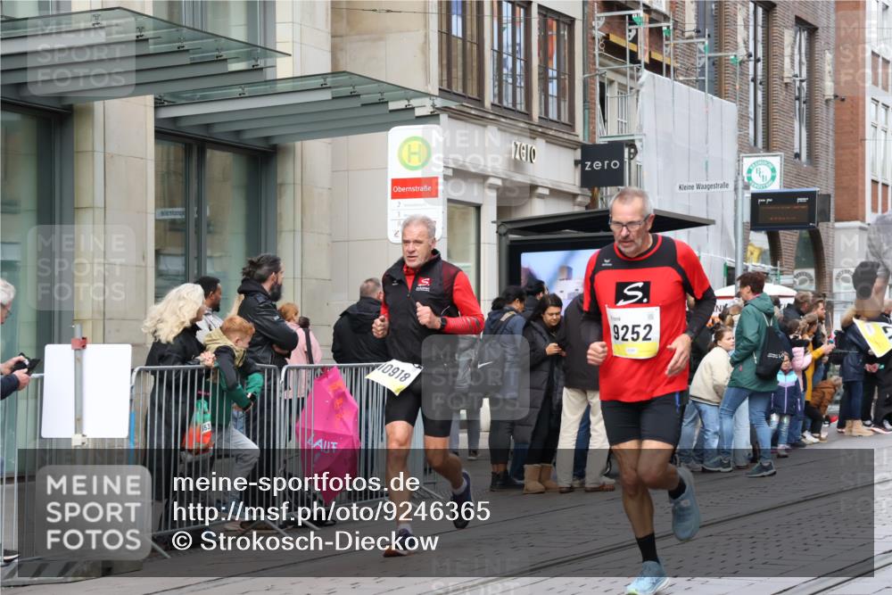 05.10.2025 - 20. swb-Marathon Bremen Strokosch-Dieckow http://msf.ph/oto/9246365 05.10.2025 10:51:15 Ziel 8333, 9252, 9259, 9268, 9506, 10321, 10376, 10436, 10556, 10584, 10716, 10918, 10928, 10968, 11177, 11484, 11689, 11696, 8333, 9252, 9259, 9268, 9506, 10321, 10376, 10436, 10556, 10584, 10716, 10918, 10928, 10968, 11177, 11484, 11689, 11696 meine-sportfotos.de