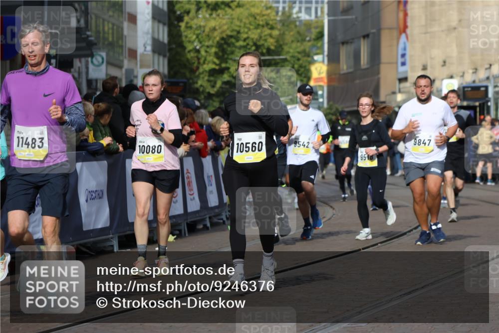 05.10.2025 - 20. swb-Marathon Bremen Strokosch-Dieckow http://msf.ph/oto/9246376 05.10.2025 10:58:51 Ziel 9349, 9518, 9542, 9601, 10080, 10263, 10560, 11290, 11483, 11612, 11651 meine-sportfotos.de