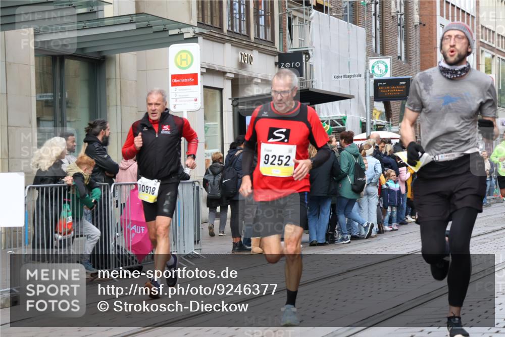 05.10.2025 - 20. swb-Marathon Bremen Strokosch-Dieckow http://msf.ph/oto/9246377 05.10.2025 10:51:16 Ziel 8333, 9004, 9252, 9259, 9268, 9506, 10321, 10376, 10436, 10556, 10584, 10716, 10918, 10928, 10968, 11177, 11484, 11689, 11696, 8333, 9004, 9252, 9259, 9268, 9506, 10321, 10376, 10436, 10556, 10584, 10716, 10918, 10928, 10968, 11177, 11484, 11689, 11696 meine-sportfotos.de