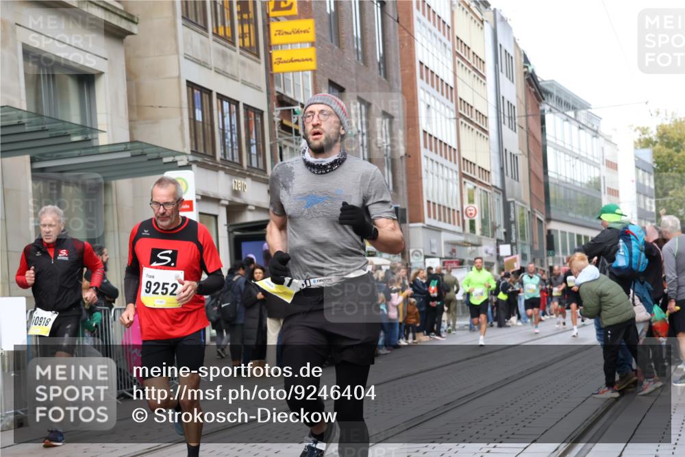 05.10.2025 - 20. swb-Marathon Bremen Strokosch-Dieckow http://msf.ph/oto/9246404 05.10.2025 10:51:16 Ziel 8333, 9004, 9252, 9259, 9268, 9506, 10321, 10376, 10436, 10556, 10584, 10716, 10918, 10928, 10968, 11177, 11484, 11689, 11696, 8333, 9004, 9252, 9259, 9268, 9506, 10321, 10376, 10436, 10556, 10584, 10716, 10918, 10928, 10968, 11177, 11484, 11689, 11696 meine-sportfotos.de