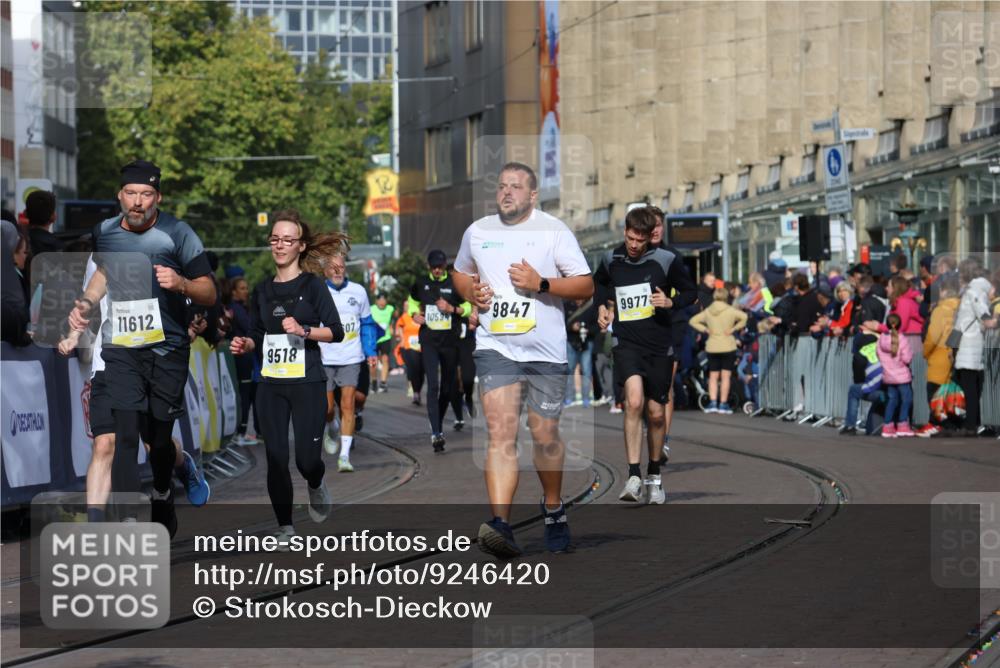 05.10.2025 - 20. swb-Marathon Bremen Strokosch-Dieckow http://msf.ph/oto/9246420 05.10.2025 10:58:52 Ziel 9349, 9518, 9542, 9601, 9847, 9977, 10080, 10263, 10560, 10588, 11290, 11483, 11612 meine-sportfotos.de