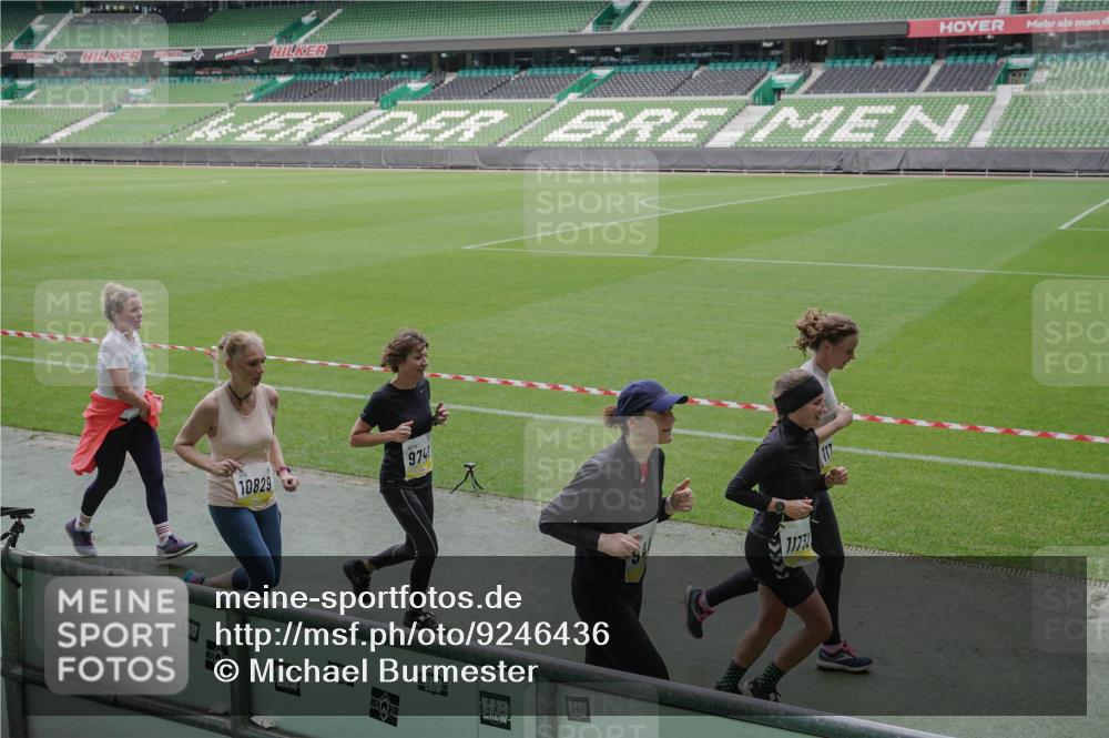05.10.2025 - 20. swb-Marathon Bremen Michael Burmester http://msf.ph/oto/9246436 05.10.2025 10:38:01 Laufen im Stadion 7621, 7776, 8574, 9189, 9210, 9237, 9360, 9365, 9426, 9432, 9448, 9468, 9486, 9498, 9532, 9536, 9642, 9647, 9684, 9707, 9748, 9813, 9846, 9858, 9893, 10033, 10056, 10098, 10130, 10167, 10194, 10265, 10271, 10274, 10278, 10301, 10437, 10471, 10477, 10485, 10508, 10510, 10530, 10595, 10598, 10611, 10678, 10711, 10713, 10777, 10803, 10804, 10825, 10826, 10829, 10837, 10872, 10876, 10995, 11001, 11050, 11121, 11124, 11150, 11162, 11183, 11415, 9381, 9531 meine-sportfotos.de
