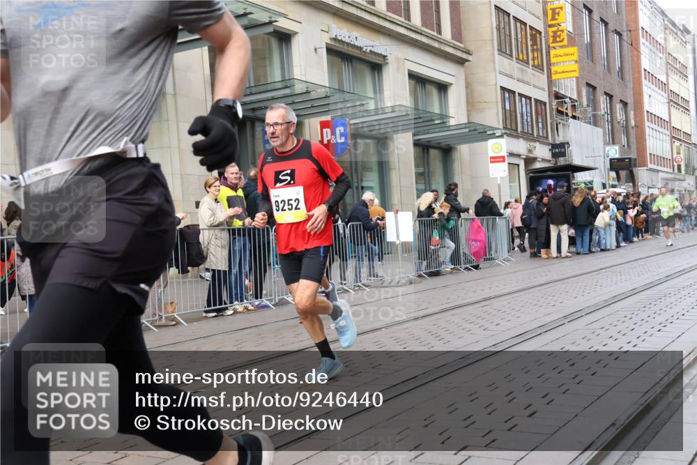 05.10.2025 - 20. swb-Marathon Bremen Strokosch-Dieckow http://msf.ph/oto/9246440 05.10.2025 10:51:17 Ziel 8333, 9004, 9252, 9259, 9268, 9506, 10321, 10436, 10556, 10584, 10716, 10918, 10928, 10968, 11177, 11361, 11484, 11689, 11696, 8333, 9004, 9252, 9259, 9268, 9506, 10321, 10436, 10556, 10584, 10716, 10918, 10928, 10968, 11177, 11361, 11484, 11689, 11696 meine-sportfotos.de