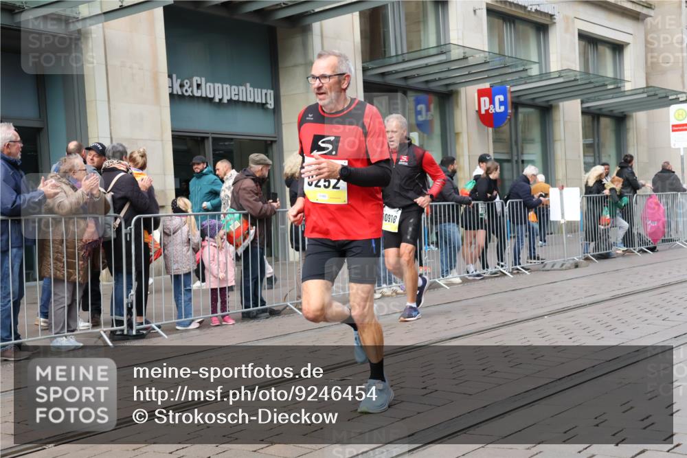 05.10.2025 - 20. swb-Marathon Bremen Strokosch-Dieckow http://msf.ph/oto/9246454 05.10.2025 10:51:18 Ziel 8333, 9004, 9252, 9259, 9268, 9506, 10321, 10436, 10584, 10716, 10918, 10928, 10968, 11177, 11361, 11484, 11689, 11696, 8333, 9004, 9252, 9259, 9268, 9506, 10321, 10436, 10584, 10716, 10918, 10928, 10968, 11177, 11361, 11484, 11689, 11696 meine-sportfotos.de