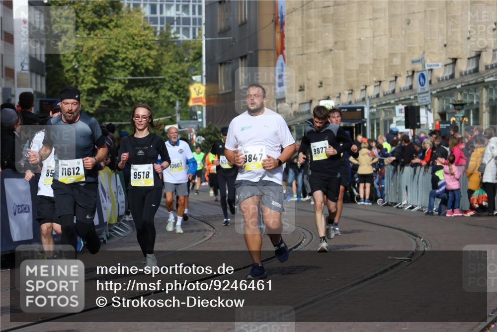 05.10.2025 - 20. swb-Marathon Bremen Strokosch-Dieckow http://msf.ph/oto/9246461 05.10.2025 10:58:52 Ziel 9349, 9518, 9542, 9601, 9847, 9977, 10080, 10263, 10560, 10588, 11290, 11483, 11612 meine-sportfotos.de