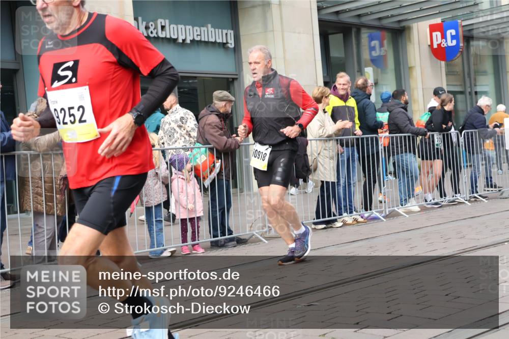 05.10.2025 - 20. swb-Marathon Bremen Strokosch-Dieckow http://msf.ph/oto/9246466 05.10.2025 10:51:18 Ziel 8333, 9004, 9252, 9259, 9268, 9506, 10321, 10436, 10584, 10716, 10918, 10928, 10968, 11177, 11361, 11484, 11689, 11696, 8333, 9004, 9252, 9259, 9268, 9506, 10321, 10436, 10584, 10716, 10918, 10928, 10968, 11177, 11361, 11484, 11689, 11696 meine-sportfotos.de