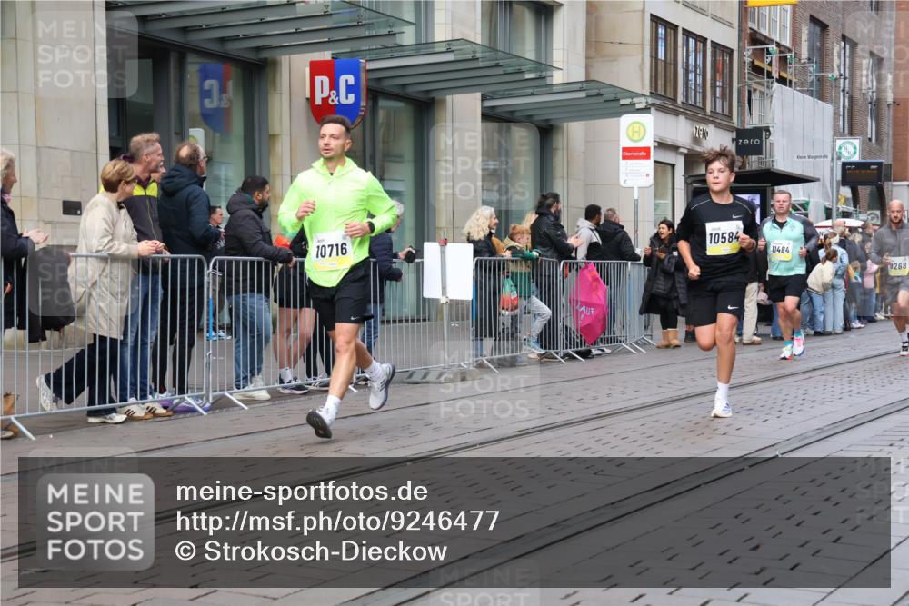 05.10.2025 - 20. swb-Marathon Bremen Strokosch-Dieckow http://msf.ph/oto/9246477 05.10.2025 10:51:23 Ziel 8333, 9004, 9252, 9259, 9268, 9506, 10436, 10584, 10716, 10918, 10928, 10968, 11080, 11361, 11394, 11484, 11689, 11696, 8333, 9004, 9252, 9259, 9268, 9506, 10436, 10584, 10716, 10918, 10928, 10968, 11080, 11361, 11394, 11484, 11689, 11696 meine-sportfotos.de