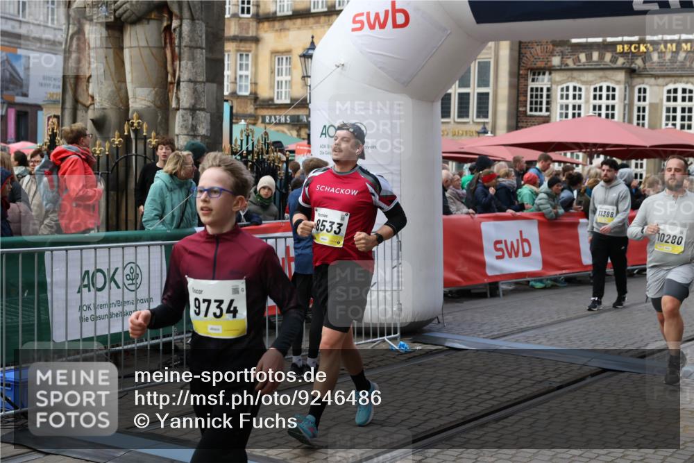 05.10.2025 - 20. swb-Marathon Bremen Yannick Fuchs http://msf.ph/oto/9246486 05.10.2025 11:10:28 Ziel 8533, 9734, 9806, 10189, 10280, 11333, 11388 meine-sportfotos.de