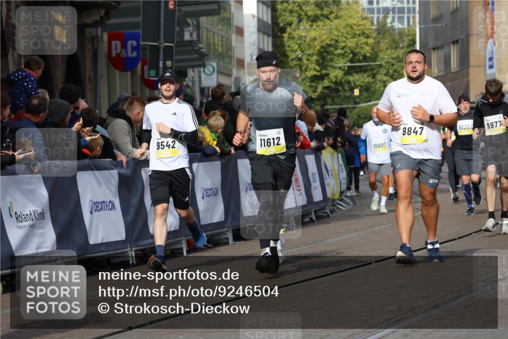 05.10.2025 - 20. swb-Marathon Bremen Strokosch-Dieckow http://msf.ph/oto/9246504 05.10.2025 10:58:54 Ziel 9349, 9518, 9542, 9601, 9847, 9977, 10080, 10560, 10588, 11483, 11612 meine-sportfotos.de