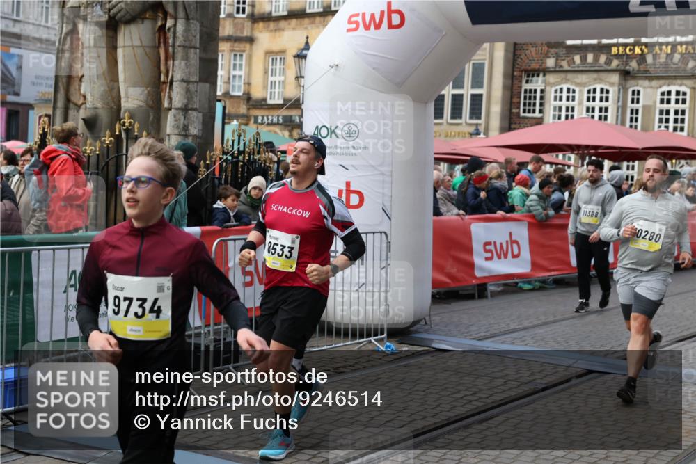 05.10.2025 - 20. swb-Marathon Bremen Yannick Fuchs http://msf.ph/oto/9246514 05.10.2025 11:10:28 Ziel 8533, 9734, 9806, 10189, 10280, 11333, 11388 meine-sportfotos.de