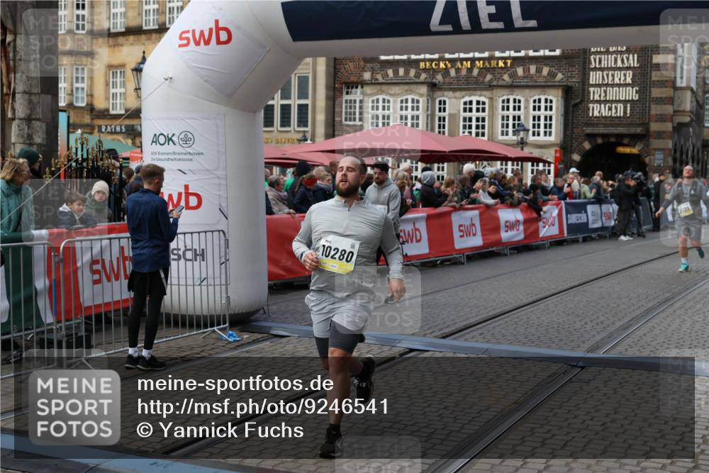 05.10.2025 - 20. swb-Marathon Bremen Yannick Fuchs http://msf.ph/oto/9246541 05.10.2025 11:10:29 Ziel 8533, 9734, 10189, 10280, 11333, 11388 meine-sportfotos.de