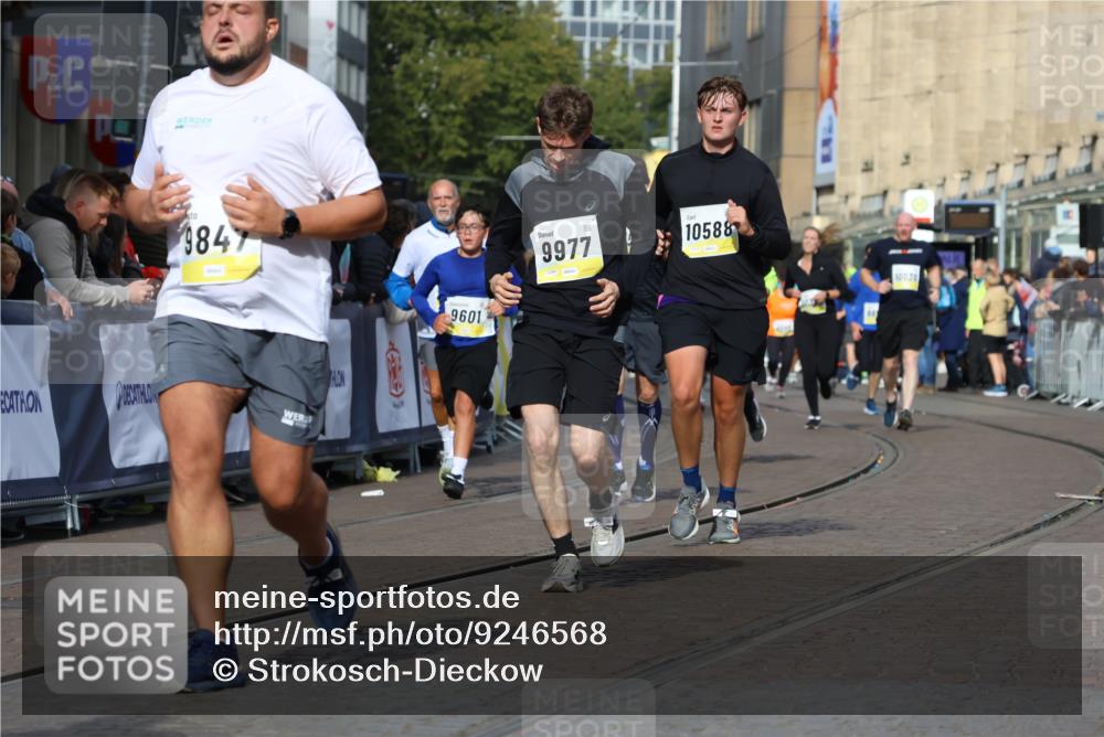 05.10.2025 - 20. swb-Marathon Bremen Strokosch-Dieckow http://msf.ph/oto/9246568 05.10.2025 10:58:57 Ziel 9349, 9518, 9542, 9601, 9847, 9977, 10080, 10357, 10588, 10607, 11612 meine-sportfotos.de