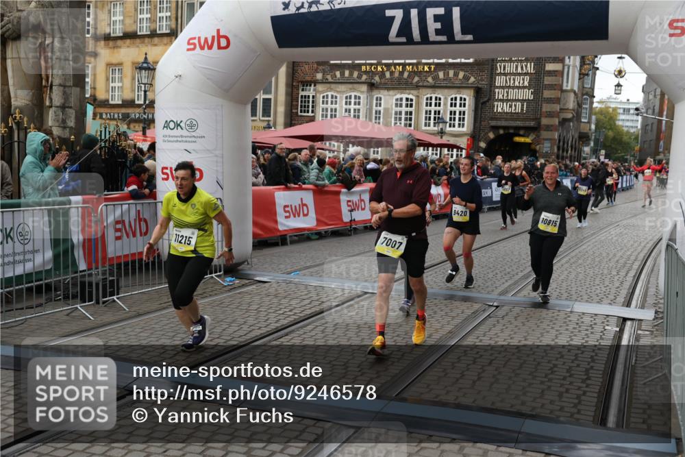 05.10.2025 - 20. swb-Marathon Bremen Yannick Fuchs http://msf.ph/oto/9246578 05.10.2025 11:12:05 Ziel 7007, 9420, 9784, 9867, 10815, 10839, 11215, 11563 meine-sportfotos.de
