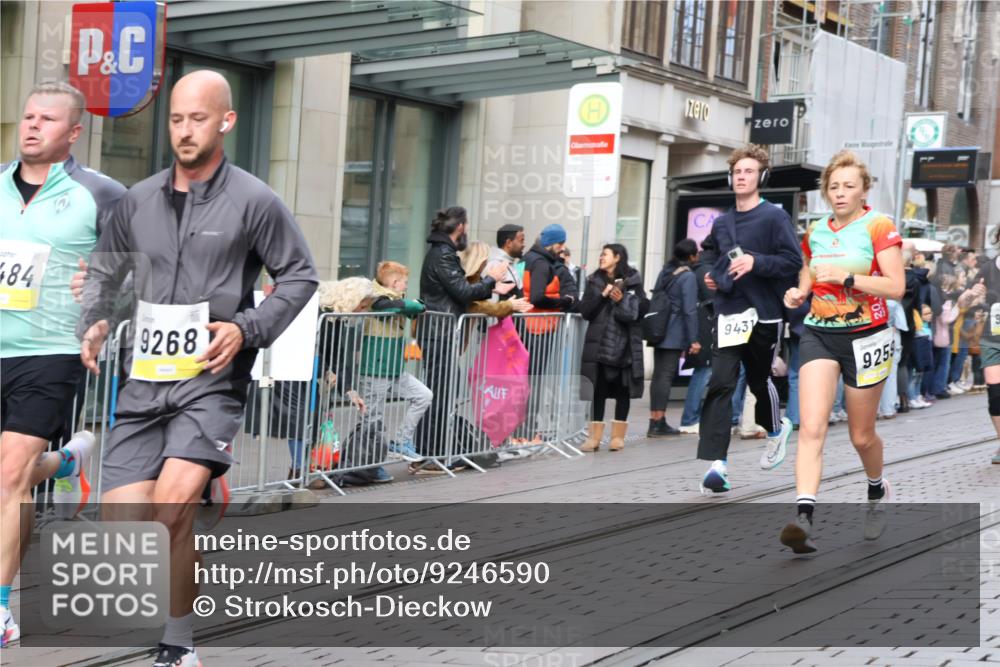 05.10.2025 - 20. swb-Marathon Bremen Strokosch-Dieckow http://msf.ph/oto/9246590 05.10.2025 10:51:26 Ziel 8333, 9004, 9252, 9259, 9268, 9506, 9683, 10380, 10436, 10581, 10584, 10625, 10716, 10817, 10918, 10928, 10968, 11080, 11136, 11325, 11361, 11394, 11484, 11689, 11696, 8333, 9004, 9252, 9259, 9268, 9506, 9683, 10380, 10436, 10581, 10584, 10625, 10716, 10817, 10918, 10928, 10968, 11080, 11136, 11325, 11361, 11394, 11484, 11689, 11696 meine-sportfotos.de