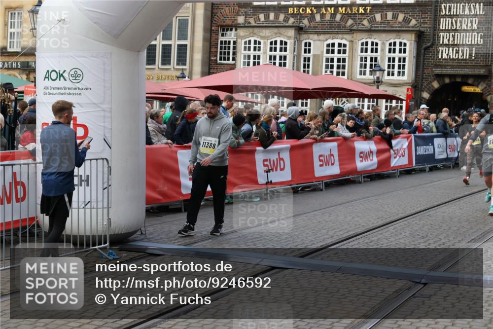 05.10.2025 - 20. swb-Marathon Bremen Yannick Fuchs http://msf.ph/oto/9246592 05.10.2025 11:10:30 Ziel 8225, 8533, 9734, 9895, 10189, 10280, 10288, 10552, 11333, 11388 meine-sportfotos.de