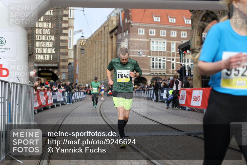 05.10.2025 - 20. swb-Marathon Bremen Yannick Fuchs http://msf.ph/oto/9246624 05.10.2025 10:42:59 Ziel 9524, 10624, 11640 meine-sportfotos.de