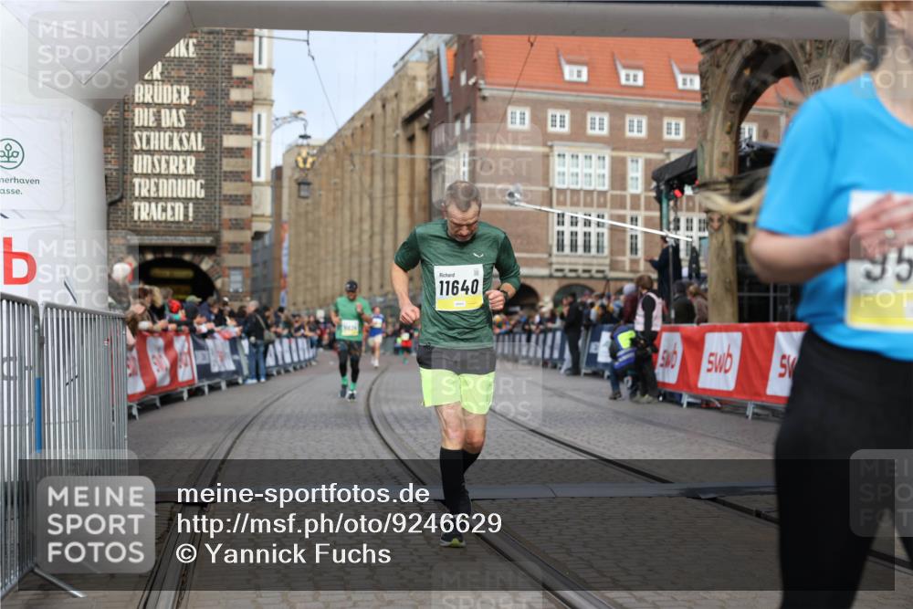 05.10.2025 - 20. swb-Marathon Bremen Yannick Fuchs http://msf.ph/oto/9246629 05.10.2025 10:42:59 Ziel 9524, 10624, 11640 meine-sportfotos.de