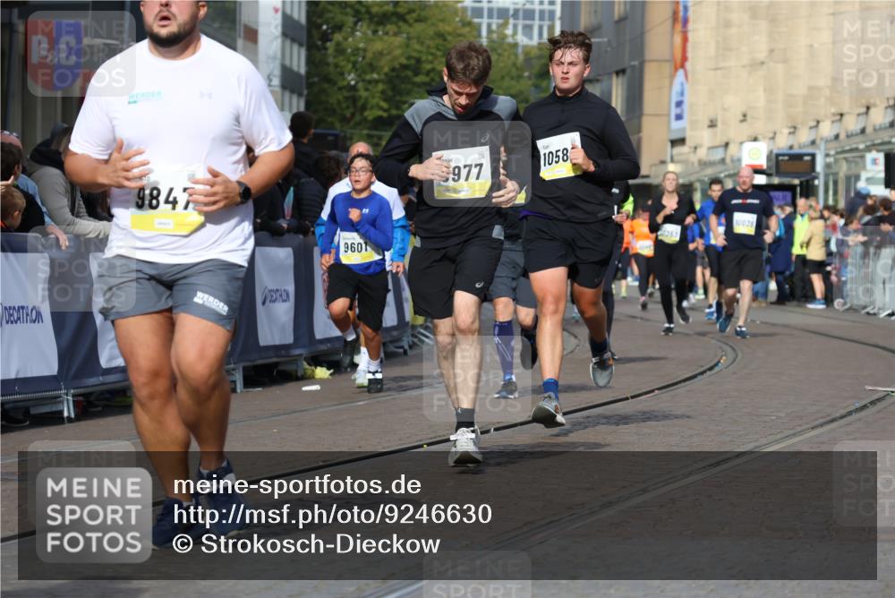 05.10.2025 - 20. swb-Marathon Bremen Strokosch-Dieckow http://msf.ph/oto/9246630 05.10.2025 10:58:57 Ziel 9349, 9518, 9542, 9601, 9847, 9977, 10080, 10357, 10588, 10607, 11612 meine-sportfotos.de