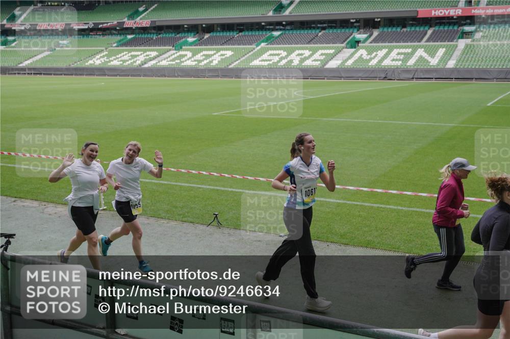 05.10.2025 - 20. swb-Marathon Bremen Michael Burmester http://msf.ph/oto/9246634 05.10.2025 10:38:06 Laufen im Stadion 7621, 7776, 8574, 9189, 9210, 9237, 9360, 9365, 9426, 9432, 9448, 9468, 9486, 9498, 9532, 9536, 9642, 9647, 9684, 9707, 9748, 9750, 9813, 9846, 9858, 9893, 10033, 10056, 10098, 10130, 10167, 10194, 10265, 10271, 10274, 10278, 10301, 10437, 10471, 10477, 10485, 10510, 10530, 10595, 10598, 10611, 10678, 10711, 10713, 10777, 10803, 10804, 10825, 10826, 10829, 10837, 10872, 10876, 10995, 11001, 11050, 11121, 11124, 11150, 11162, 11183, 11415, 9381, 9531 meine-sportfotos.de