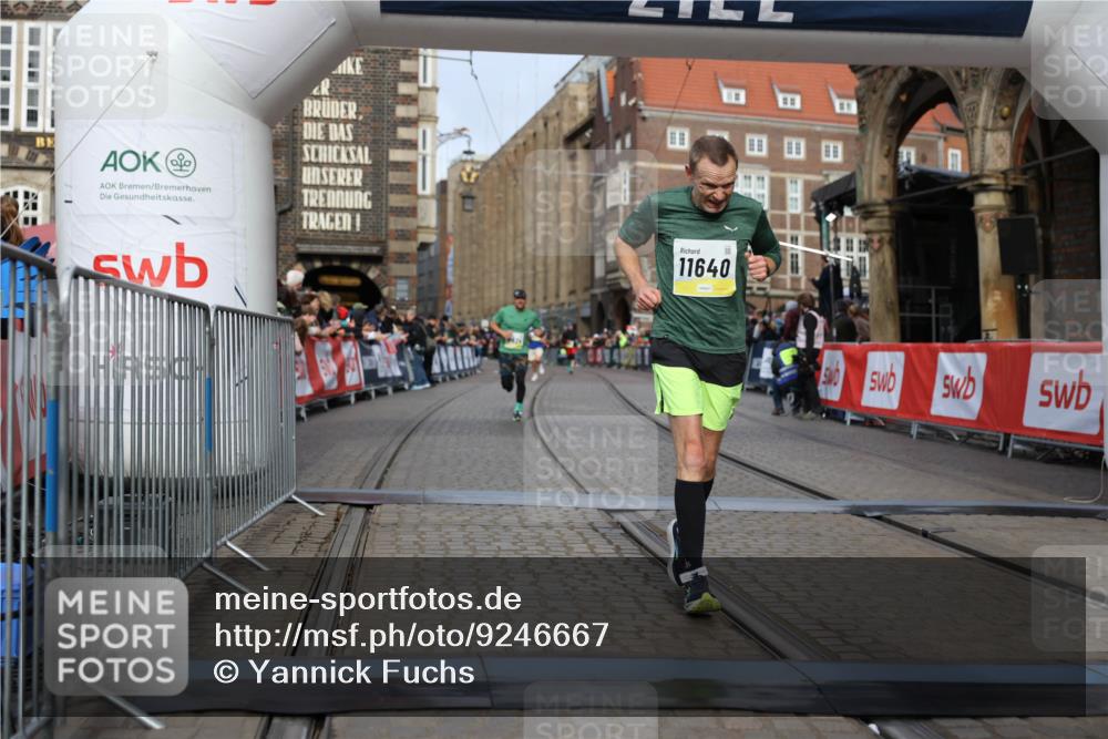 05.10.2025 - 20. swb-Marathon Bremen Yannick Fuchs http://msf.ph/oto/9246667 05.10.2025 10:42:59 Ziel 9524, 10624, 11640 meine-sportfotos.de