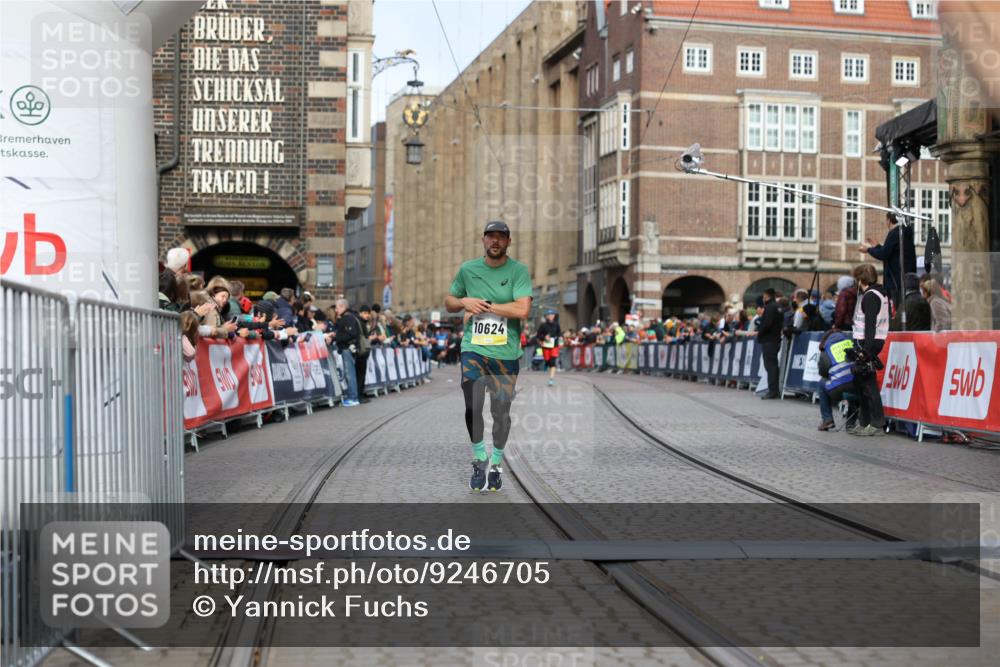05.10.2025 - 20. swb-Marathon Bremen Yannick Fuchs http://msf.ph/oto/9246705 05.10.2025 10:43:01 Ziel 9524, 10624, 11640 meine-sportfotos.de