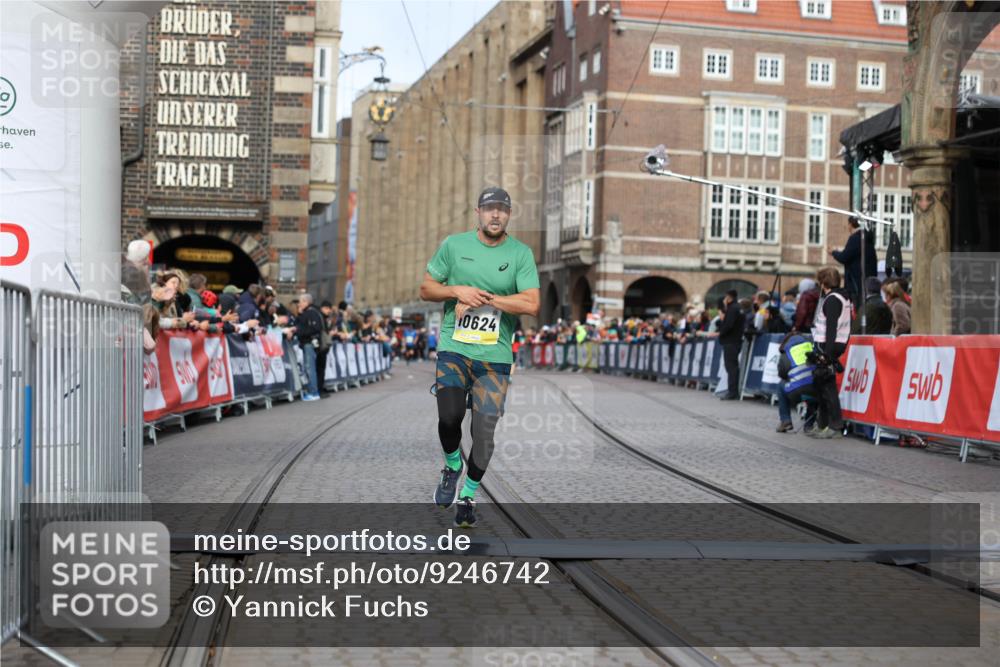 05.10.2025 - 20. swb-Marathon Bremen Yannick Fuchs http://msf.ph/oto/9246742 05.10.2025 10:43:02 Ziel 9524, 10624, 11640 meine-sportfotos.de