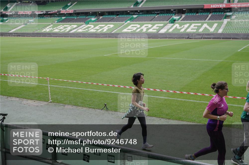 05.10.2025 - 20. swb-Marathon Bremen Michael Burmester http://msf.ph/oto/9246748 05.10.2025 10:38:11 Laufen im Stadion 7621, 7776, 8574, 9189, 9210, 9237, 9360, 9365, 9426, 9432, 9448, 9468, 9486, 9498, 9536, 9642, 9647, 9684, 9707, 9748, 9750, 9771, 9813, 9846, 9858, 9893, 9915, 9940, 10033, 10056, 10098, 10130, 10167, 10194, 10205, 10265, 10271, 10274, 10278, 10301, 10437, 10471, 10477, 10478, 10485, 10510, 10530, 10595, 10598, 10611, 10678, 10711, 10713, 10777, 10803, 10804, 10825, 10826, 10829, 10837, 10876, 10995, 11001, 11050, 11121, 11150, 11162, 11183, 11415, 9381 meine-sportfotos.de