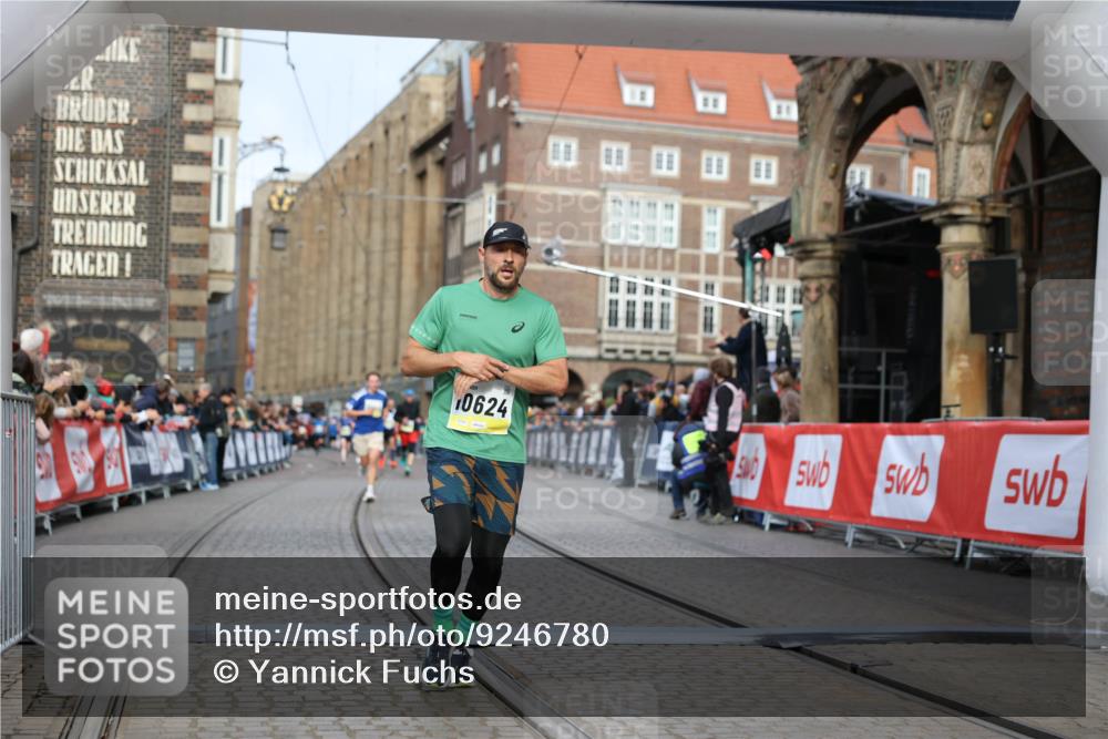 05.10.2025 - 20. swb-Marathon Bremen Yannick Fuchs http://msf.ph/oto/9246780 05.10.2025 10:43:02 Ziel 9524, 10624, 11640 meine-sportfotos.de