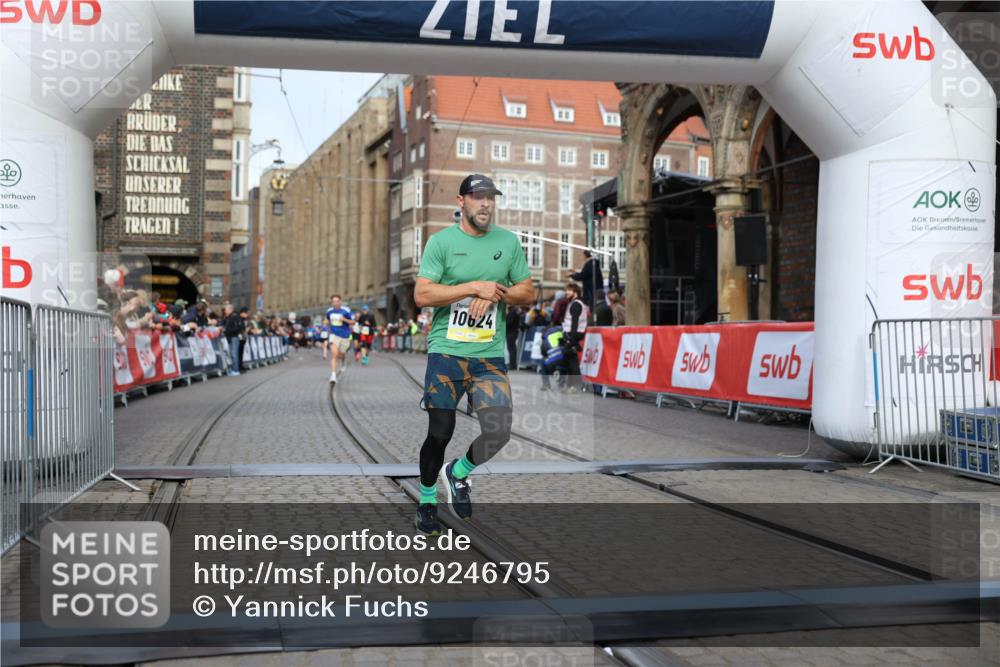 05.10.2025 - 20. swb-Marathon Bremen Yannick Fuchs http://msf.ph/oto/9246795 05.10.2025 10:43:03 Ziel 10045, 10624, 11640 meine-sportfotos.de