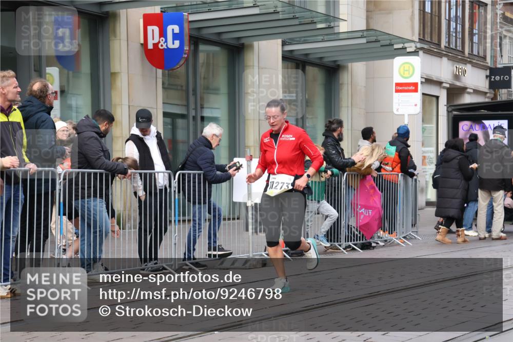 05.10.2025 - 20. swb-Marathon Bremen Strokosch-Dieckow http://msf.ph/oto/9246798 05.10.2025 10:51:43 Ziel 9196, 9226, 9683, 9852, 9939, 10038, 10240, 10380, 10438, 10581, 10625, 10668, 10727, 10817, 10900, 10942, 10977, 11080, 11136, 11273, 11325, 11394, 11641, 9196, 9226, 9683, 9852, 9939, 10038, 10240, 10380, 10438, 10581, 10625, 10668, 10727, 10817, 10900, 10942, 10977, 11080, 11136, 11273, 11325, 11394, 11641 meine-sportfotos.de