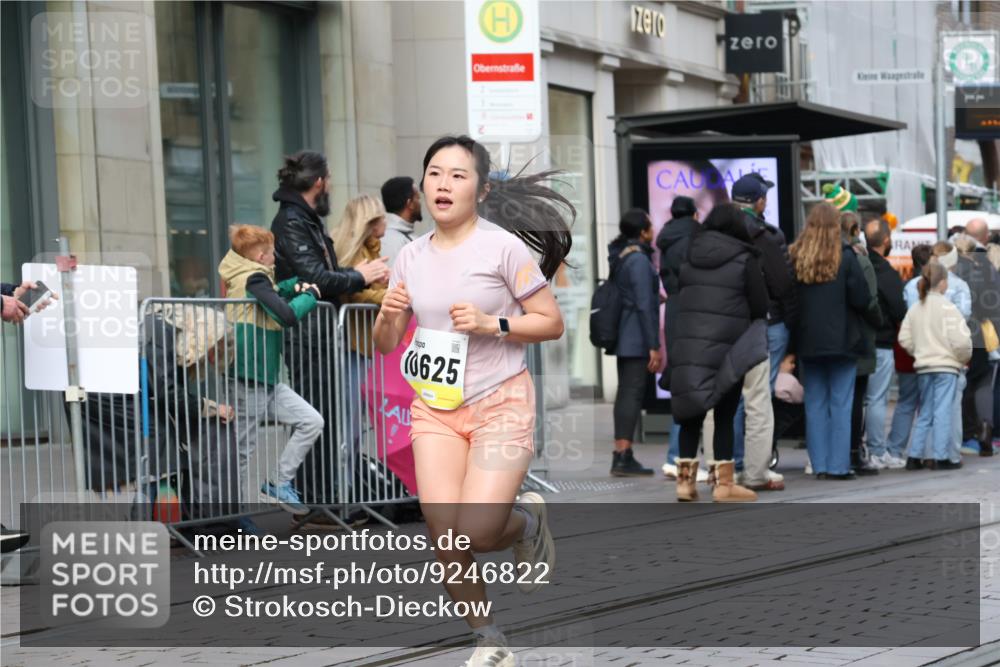 05.10.2025 - 20. swb-Marathon Bremen Strokosch-Dieckow http://msf.ph/oto/9246822 05.10.2025 10:51:44 Ziel 9196, 9226, 9683, 9852, 9939, 10038, 10240, 10380, 10438, 10581, 10625, 10668, 10727, 10817, 10900, 10942, 10977, 11080, 11136, 11273, 11325, 11394, 11458, 11641, 9196, 9226, 9683, 9852, 9939, 10038, 10240, 10380, 10438, 10581, 10625, 10668, 10727, 10817, 10900, 10942, 10977, 11080, 11136, 11273, 11325, 11394, 11458, 11641 meine-sportfotos.de