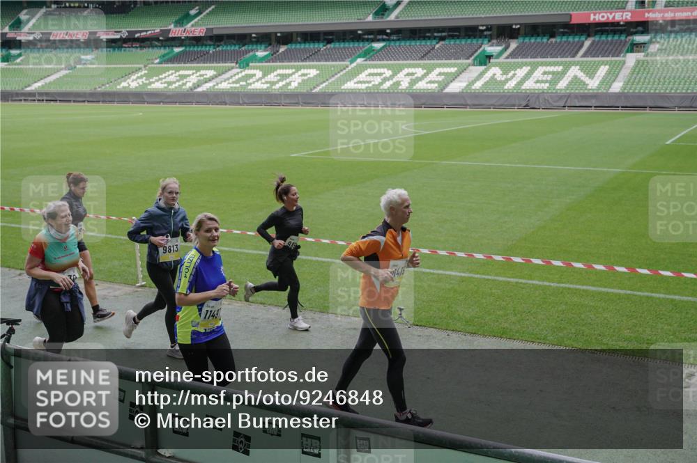05.10.2025 - 20. swb-Marathon Bremen Michael Burmester http://msf.ph/oto/9246848 05.10.2025 10:38:15 Laufen im Stadion 7621, 8574, 9189, 9210, 9235, 9237, 9335, 9365, 9426, 9432, 9448, 9468, 9486, 9498, 9536, 9642, 9647, 9684, 9707, 9748, 9750, 9771, 9813, 9846, 9858, 9893, 9915, 9940, 9978, 10033, 10056, 10098, 10130, 10167, 10194, 10205, 10265, 10271, 10274, 10278, 10301, 10404, 10437, 10439, 10471, 10478, 10485, 10510, 10530, 10595, 10598, 10611, 10678, 10711, 10713, 10777, 10803, 10804, 10825, 10826, 10829, 10876, 11001, 11050, 11121, 11150, 11162, 11183 meine-sportfotos.de
