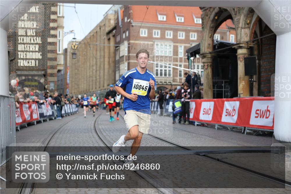 05.10.2025 - 20. swb-Marathon Bremen Yannick Fuchs http://msf.ph/oto/9246860 05.10.2025 10:43:07 Ziel 9302, 9558, 10045, 10624 meine-sportfotos.de
