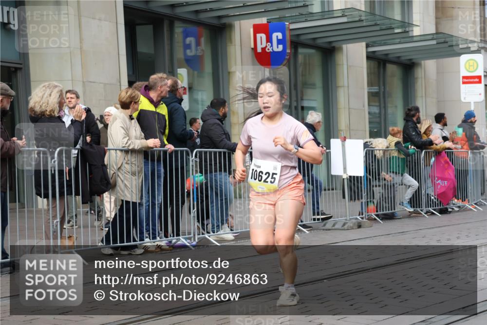 05.10.2025 - 20. swb-Marathon Bremen Strokosch-Dieckow http://msf.ph/oto/9246863 05.10.2025 10:51:45 Ziel 9196, 9226, 9683, 9852, 9939, 9955, 10038, 10240, 10380, 10438, 10581, 10625, 10668, 10727, 10817, 10900, 10927, 10942, 10977, 11080, 11136, 11273, 11325, 11394, 11458, 11491, 11641, 9196, 9226, 9683, 9852, 9939, 9955, 10038, 10240, 10380, 10438, 10581, 10625, 10668, 10727, 10817, 10900, 10927, 10942, 10977, 11080, 11136, 11273, 11325, 11394, 11458, 11491, 11641 meine-sportfotos.de