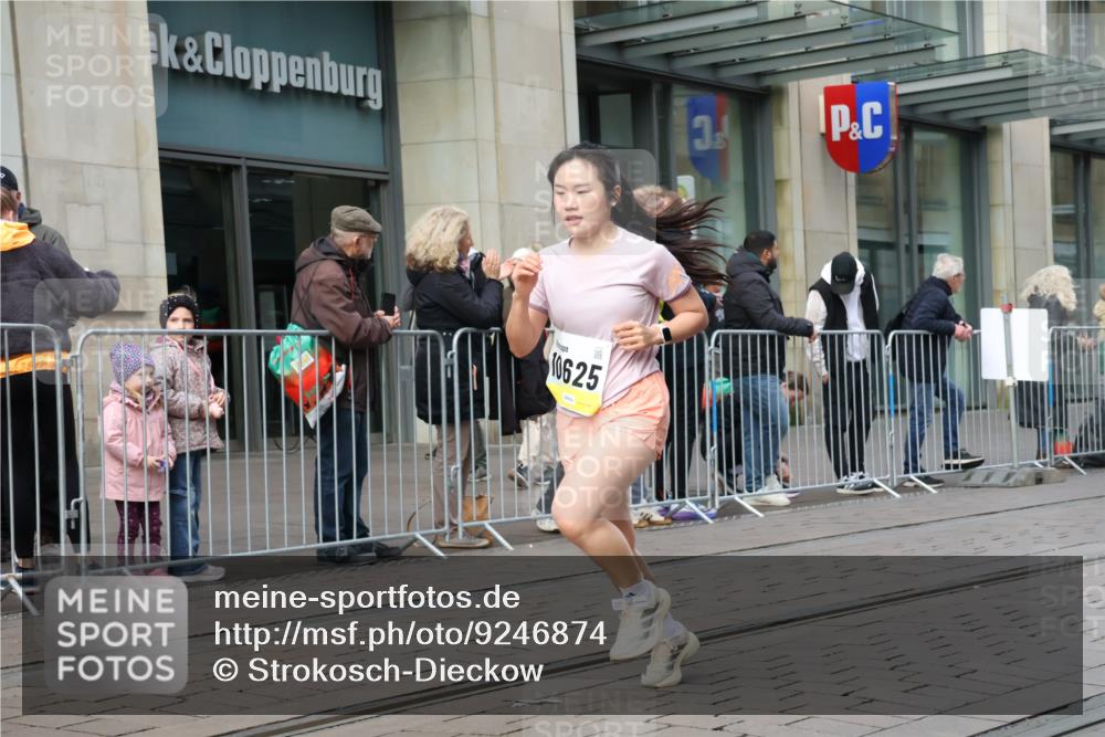 05.10.2025 - 20. swb-Marathon Bremen Strokosch-Dieckow http://msf.ph/oto/9246874 05.10.2025 10:51:46 Ziel 9196, 9226, 9683, 9852, 9939, 9955, 10038, 10240, 10380, 10438, 10581, 10625, 10668, 10727, 10817, 10900, 10927, 10942, 10977, 11080, 11128, 11136, 11273, 11325, 11394, 11458, 11491, 11641, 9196, 9226, 9683, 9852, 9939, 9955, 10038, 10240, 10380, 10438, 10581, 10625, 10668, 10727, 10817, 10900, 10927, 10942, 10977, 11080, 11128, 11136, 11273, 11325, 11394, 11458, 11491, 11641 meine-sportfotos.de