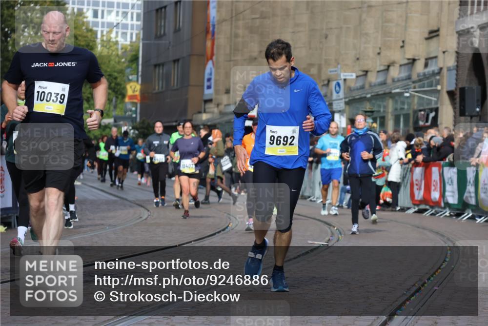 05.10.2025 - 20. swb-Marathon Bremen Strokosch-Dieckow http://msf.ph/oto/9246886 05.10.2025 10:59:07 Ziel 9219, 9508, 9692, 10039, 10143, 10353, 10594, 10607 meine-sportfotos.de