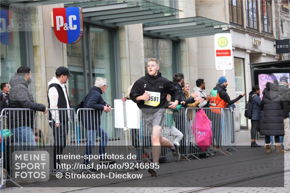 05.10.2025 - 20. swb-Marathon Bremen Strokosch-Dieckow http://msf.ph/oto/9246895 05.10.2025 10:51:48 Ziel 9196, 9226, 9683, 9852, 9939, 9955, 9987, 10038, 10240, 10380, 10438, 10581, 10625, 10668, 10727, 10817, 10900, 10927, 10942, 10977, 11128, 11136, 11273, 11325, 11394, 11458, 11491, 11641, 9196, 9226, 9683, 9852, 9939, 9955, 9987, 10038, 10240, 10380, 10438, 10581, 10625, 10668, 10727, 10817, 10900, 10927, 10942, 10977, 11128, 11136, 11273, 11325, 11394, 11458, 11491, 11641 meine-sportfotos.de