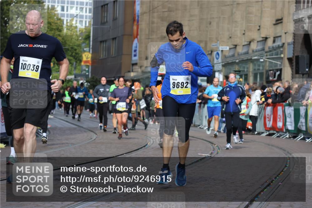 05.10.2025 - 20. swb-Marathon Bremen Strokosch-Dieckow http://msf.ph/oto/9246915 05.10.2025 10:59:07 Ziel 9219, 9508, 9692, 10039, 10143, 10353, 10594, 10607 meine-sportfotos.de